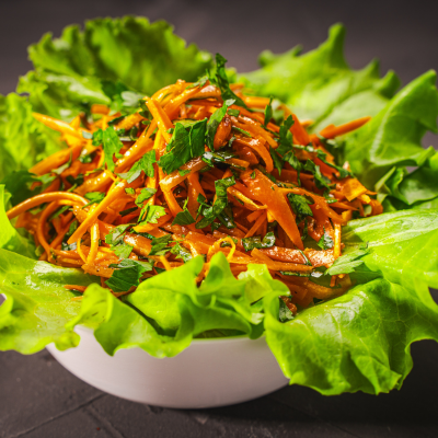 Karotten-Salat - eine erfrischende und ausgleichende Mahlzeit, die für alle Doshas geeignet ist