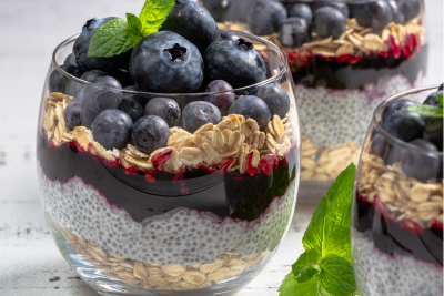 Fruchtiger Chiapudding mit Heidelbeerpüree für deinen Genuss mit natural:BEAUTY Nährstoffen.