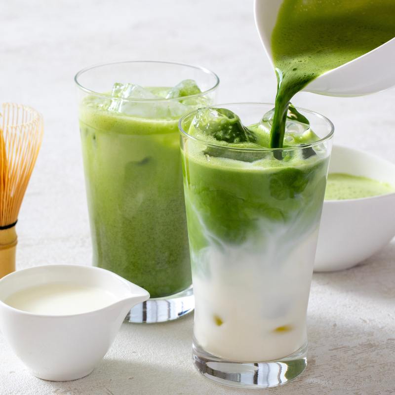 Matcha Latte zubereiten mit Matcha Tencha von JOY NATURALS