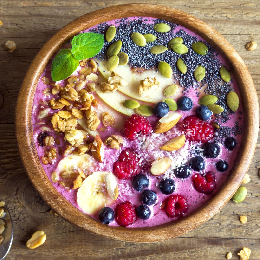 Erdmandel-Protein-Smoothie-Bowl Himbeer-Kokos