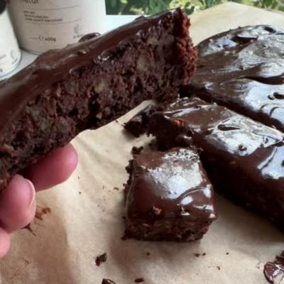 Saftiger Protein Brownie mit veganer Schokocreme