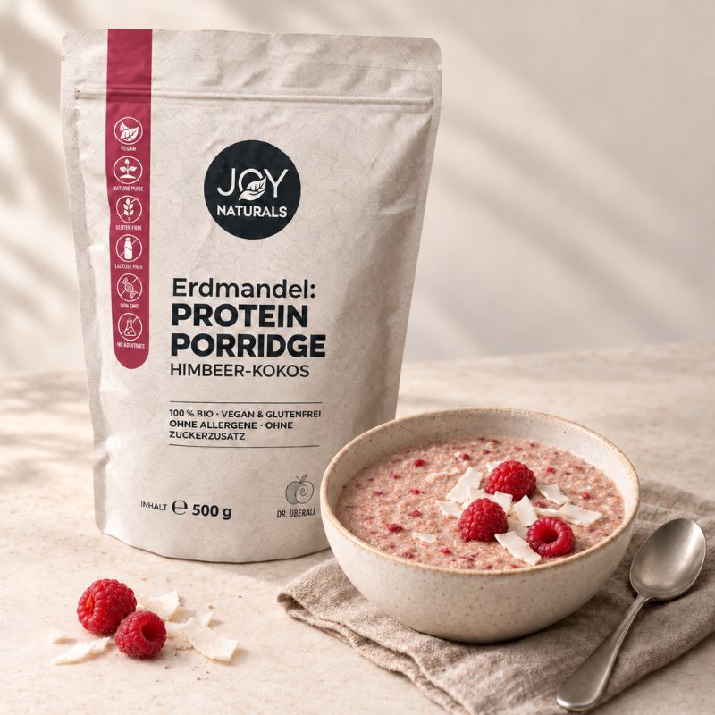 JOY NATURALS Erdmandel Protein Porridge Himbeer-Kokos im 500-g-Beutel mit Porridge-Schale, Himbeeren und Kokoschips.
