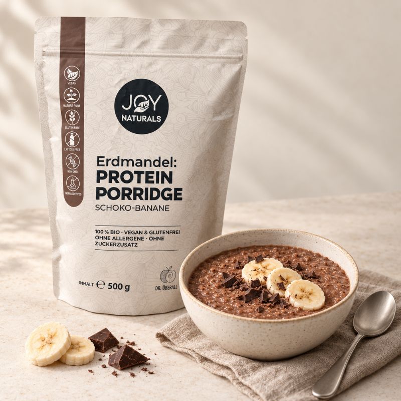 JOY NATURALS Erdmandel Protein Porridge Schoko-Banane im 500-g-Beutel mit Porridge, Bananenscheiben und dunkler Schokolade.