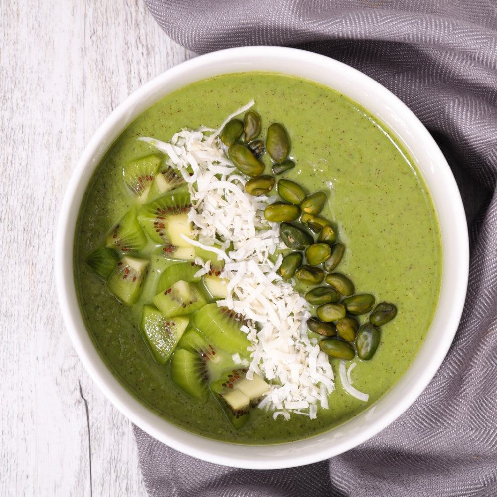 Grüne Chlorophyll-Smoothie-Bowl - aufgewertet mit vegan-greens:PROTEIN.