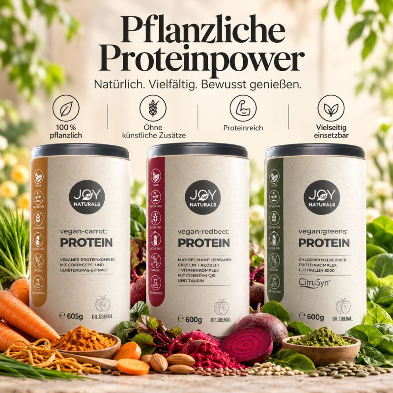 JOY NATURALS Protein-Set mit Vegan Carrot, Vegan Redbeet und Vegan Greens Protein, umgeben von Karotte, Rote Bete, Blattgrün und pflanzlichen Zutaten.