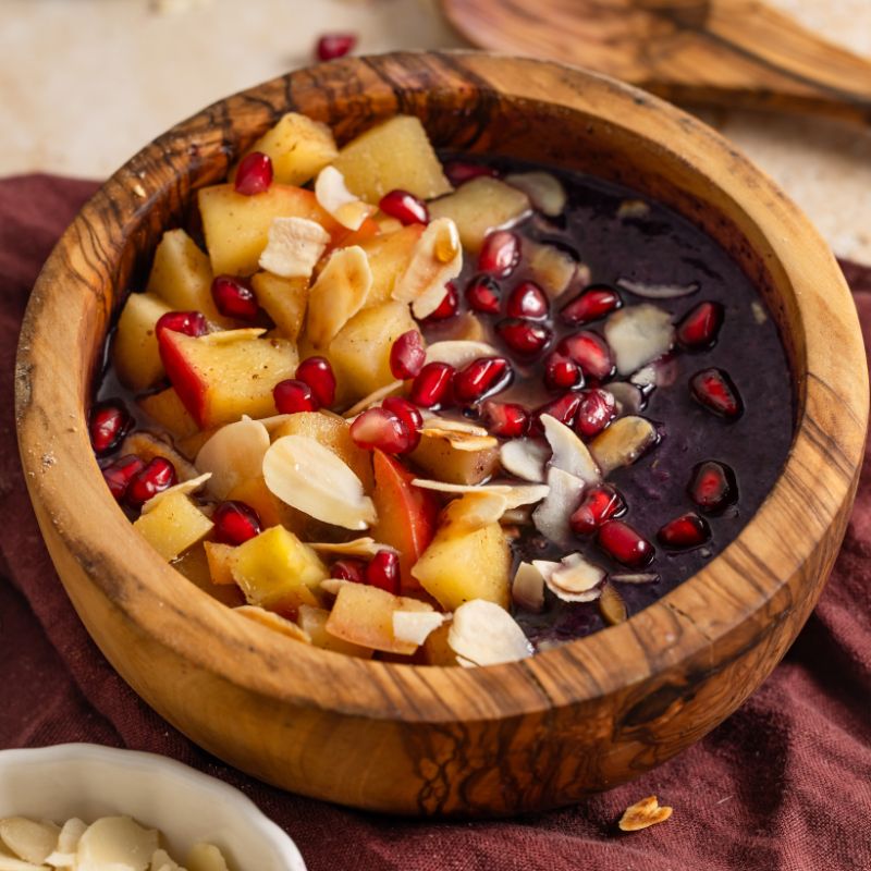 Serviervorschlag für JOY NATURALS Mandel Protein Porridge Wildheidelbeer mit Apfelstückchen und Granatapfelkernen.